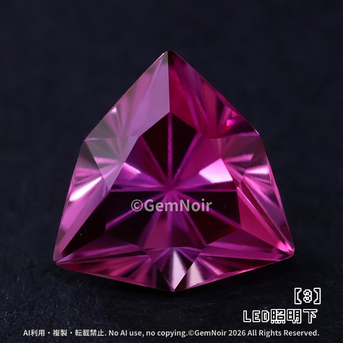 gemnoir2020's tweet photo. 色々試すとあっという間に写真が増える…
闇の魔石には闇背景がやはり合いますね🌙 https://t.co/fJWVW4OwSg