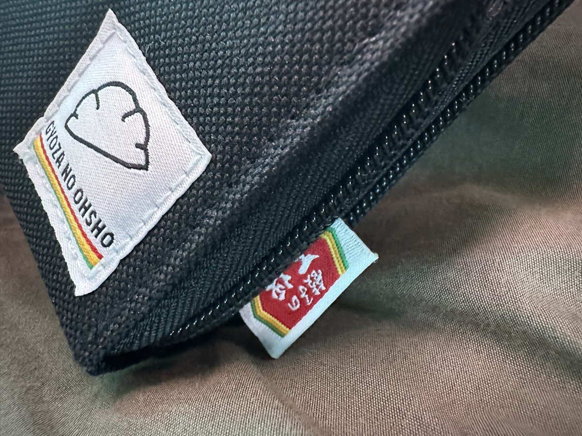 mega02ne16's tweet photo. これから海外旅行に行く人に絶対これだけは覚えておいてほしいのが、餃子の王将のスタンプカードで貰えるバッグは最強ってこと。
薄い・軽い・パスポートにジャストサイズ（王将だけに）・カード入れいっぱい！！ https://t.co/MysePgYJQ5