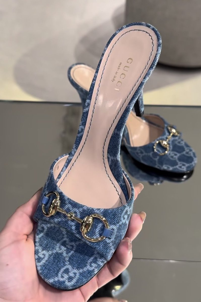 Mimiboards's tweet photo. Gucci Erin Horsebit GG Mules✨ https://t.co/XKrsEIFfm9