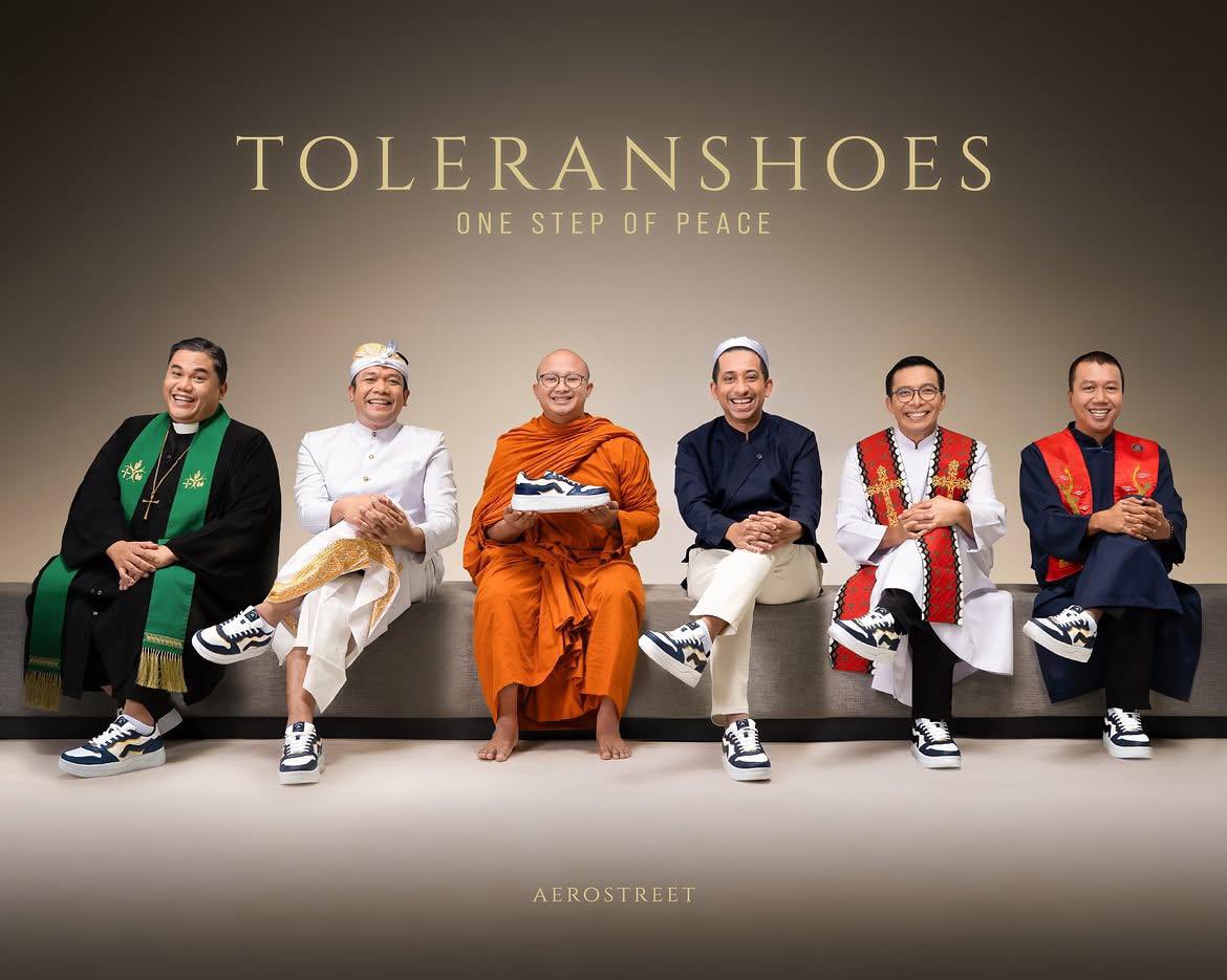 yagituaja's tweet photo. Kalo ditanya ada gak sih brand lokal yg bisa dgn tepat menyampaikan arti Bhinneka Tunggal Ika atau Unity in Diversity, kayaknya Aerostreet salah satunya 🥹🥹

Jadi mereka bakal ngerilis produk barunya bernama Toleranshoes bertepatan dgn HUT RI dan seluruh penjualannya bakal didonasikan ke veteran Indonesia 👏🏼👏🏼

Dan yang bikin ini such a wholesome moment adalah mereka juga pake 6 pemuka agama jadi model/BA-nya, termasuk Bhante Dhirapunno, pemuka agama Buddha yg sebenernya gak boleh pakai alas kaki 👏🏼👏🏼