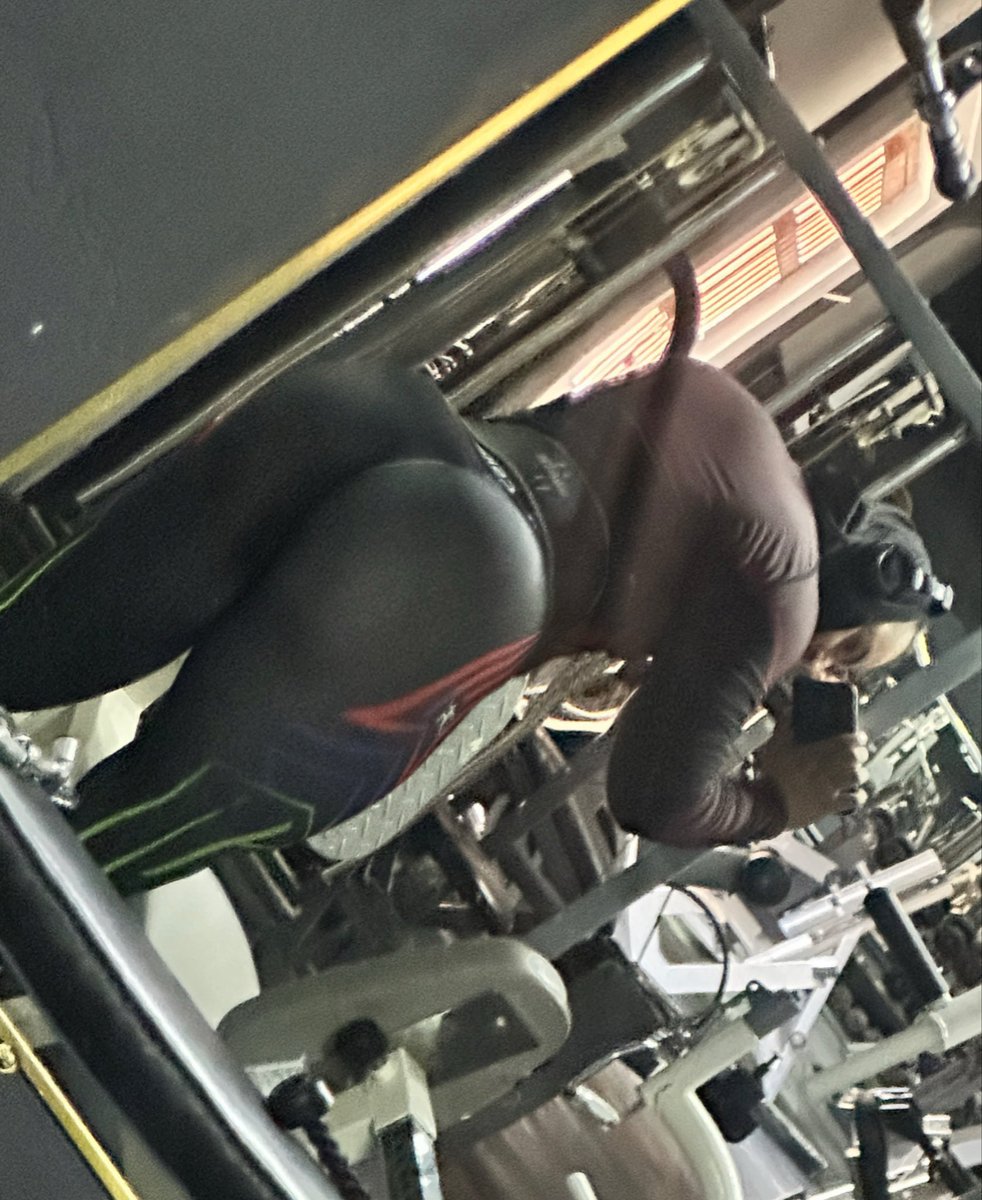 robocop2702's tweet photo. En el gym \vs en tu cama sudadito https://t.co/DV84sD0Xz3
