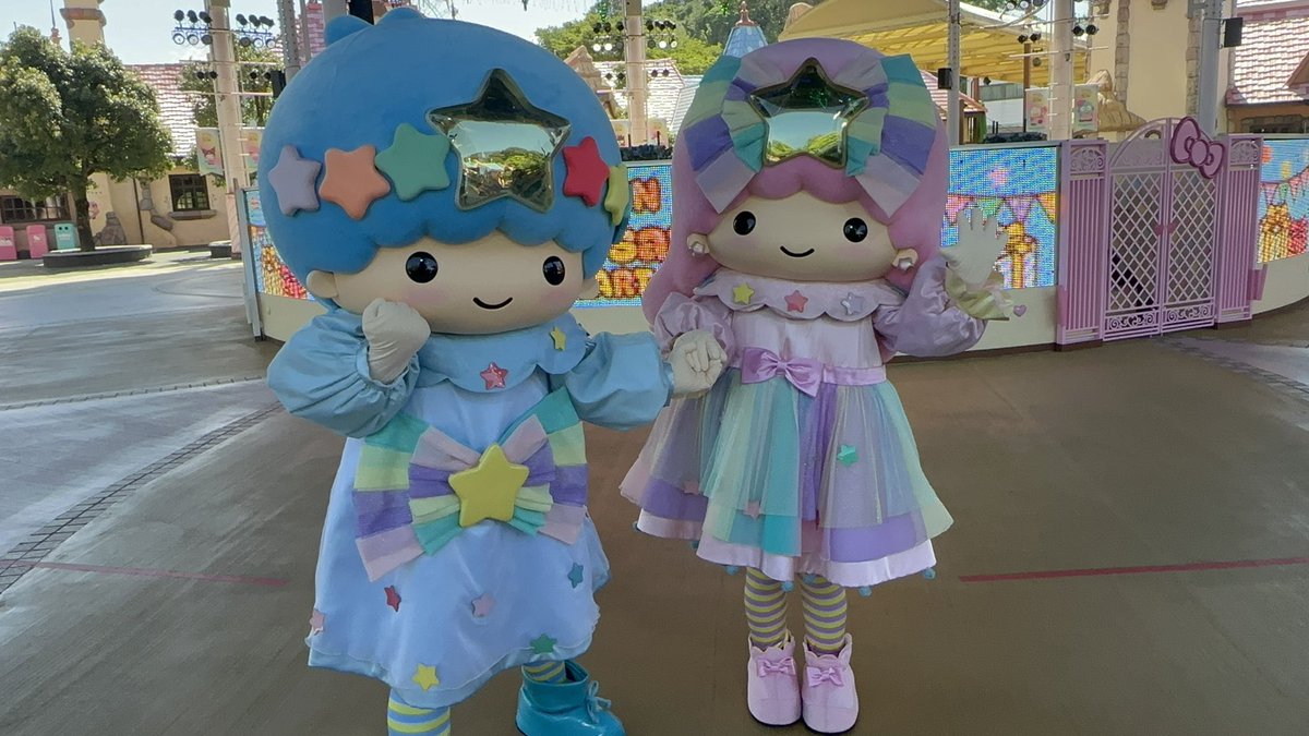 kmxnk's tweet photo. いろんなところに人いるから同時に目線は無理だったけど、各々とツーショ撮れたしもう大満足です https://t.co/yv8RZkQCQX