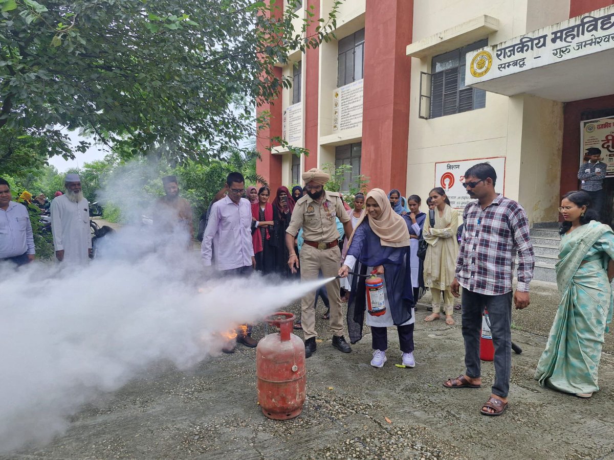 rampurfire's tweet photo. दिनांक 11.08.26 को श्रीमान एडीजी  महोदय UPF&amp;ES के आदेशानुसार श्रीमान सीएफओ महोदय रामपुर के निर्देशन में जनपद में संचालित पेट्रोल पम्प/स्कूल आदि में मॉक ड्रिल करते हुए अग्निशमन यंत्रों को चलाने हेतु प्रशिक्षण प्रदान किया गया। https://t.co/GSTmEal3o2