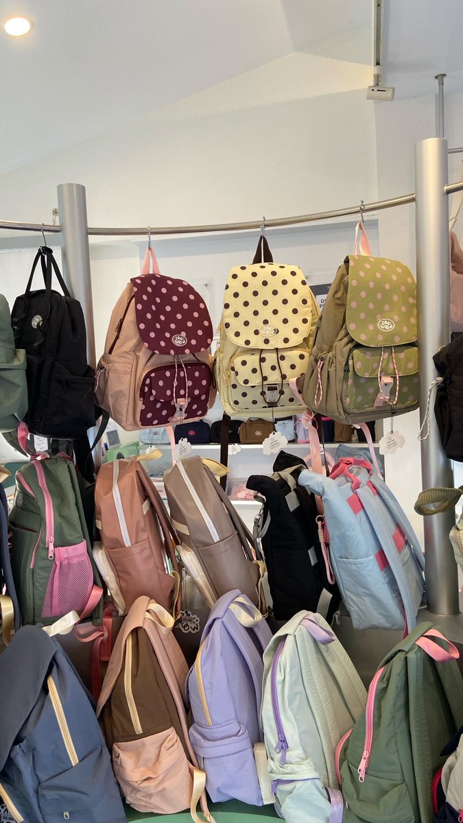 visenrys's tweet photo. AAAAA MAU BANGETT GAK SENGAJA NEMU BACKPACK POLKADOT GEMAS LUCU IMUT MUAT LAPTOP LAGI 😭 https://t.co/pJb7v4Vach