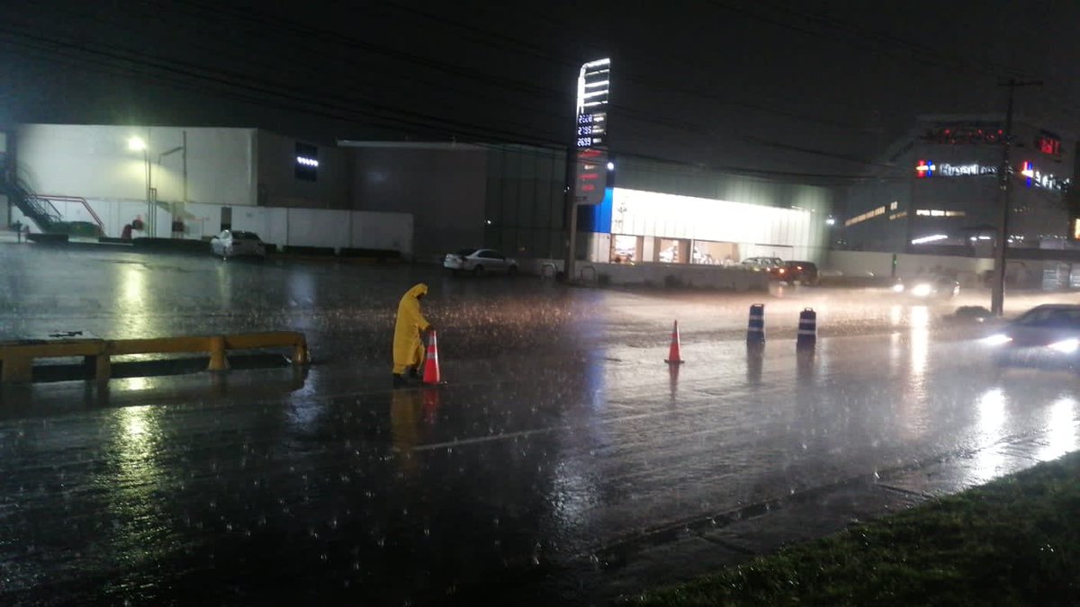 MetepecOPDAPAS's tweet photo. El OPDAPAS y el grupo Tlanchana atentos ante cualquier eventualidad de lluvia.
#EstamosEnLaRuta 
@FerFlores_Emp 
@MetepecGobierno https://t.co/MBZXVaAzhO