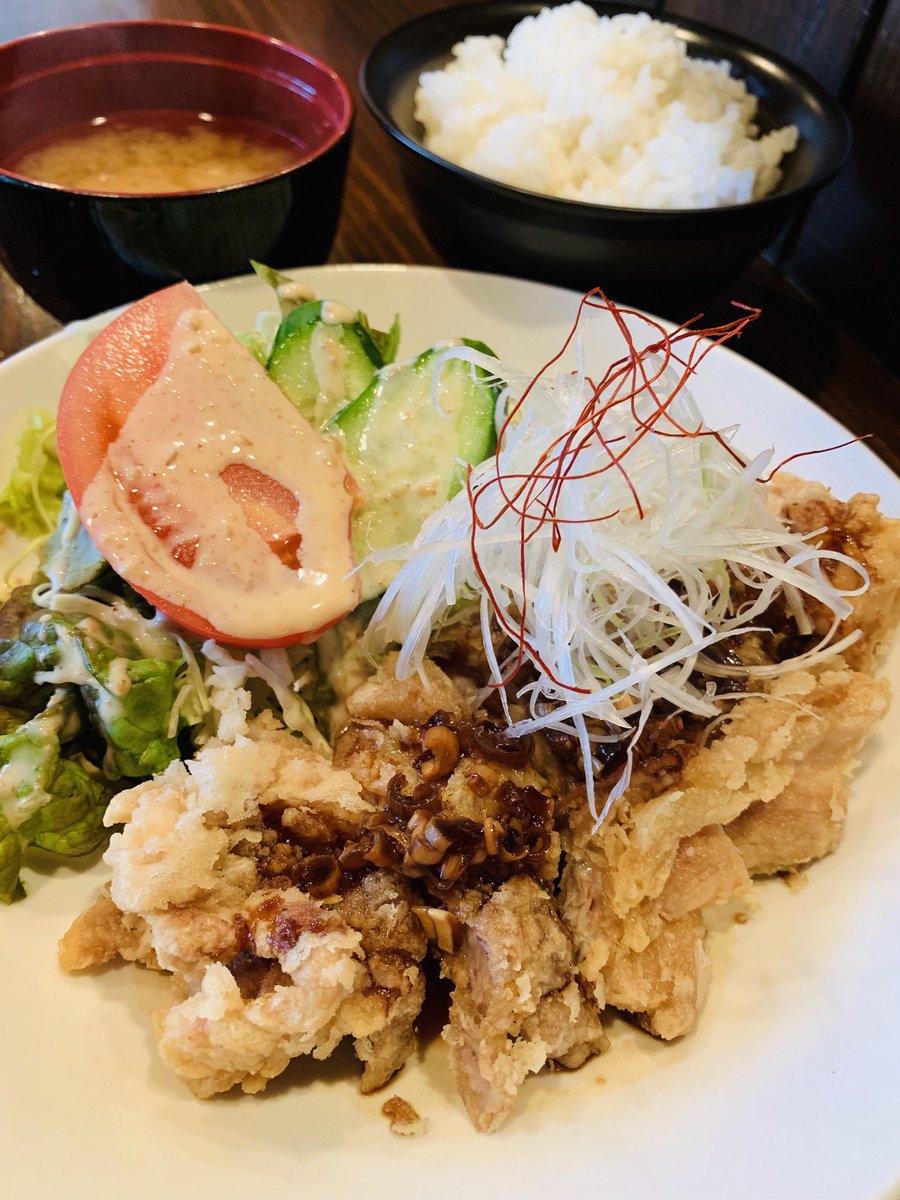 sianht's tweet photo. 本日のランチ
若鶏の唐揚げ油淋鶏です☆
#日替わりランチ #油淋鶏 https://t.co/dQ6LdFLMSy