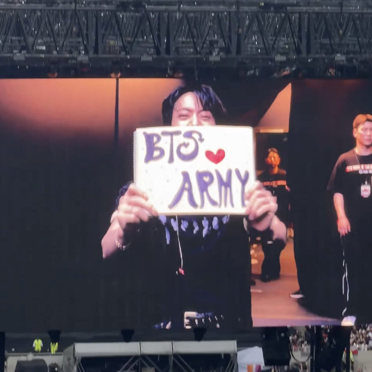 vjungist's tweet photo. the way he prepares posters for armys we don’t deserve him at all💔 https://t.co/Nmcf3nQaUc