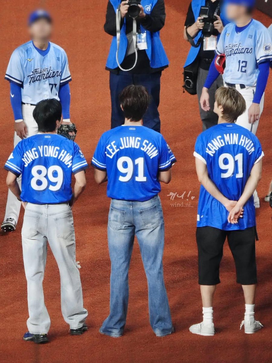 bluetoryfly's tweet photo. dear CNBLUE, thank you for everything. 🌠 CNBLUE is Jung Yonghwa, Kang Minhyuk and Lee Jungshin. my J-K-L trio. 🐶🐱🦒 #CN3LUE https://t.co/2XVvgopRN5