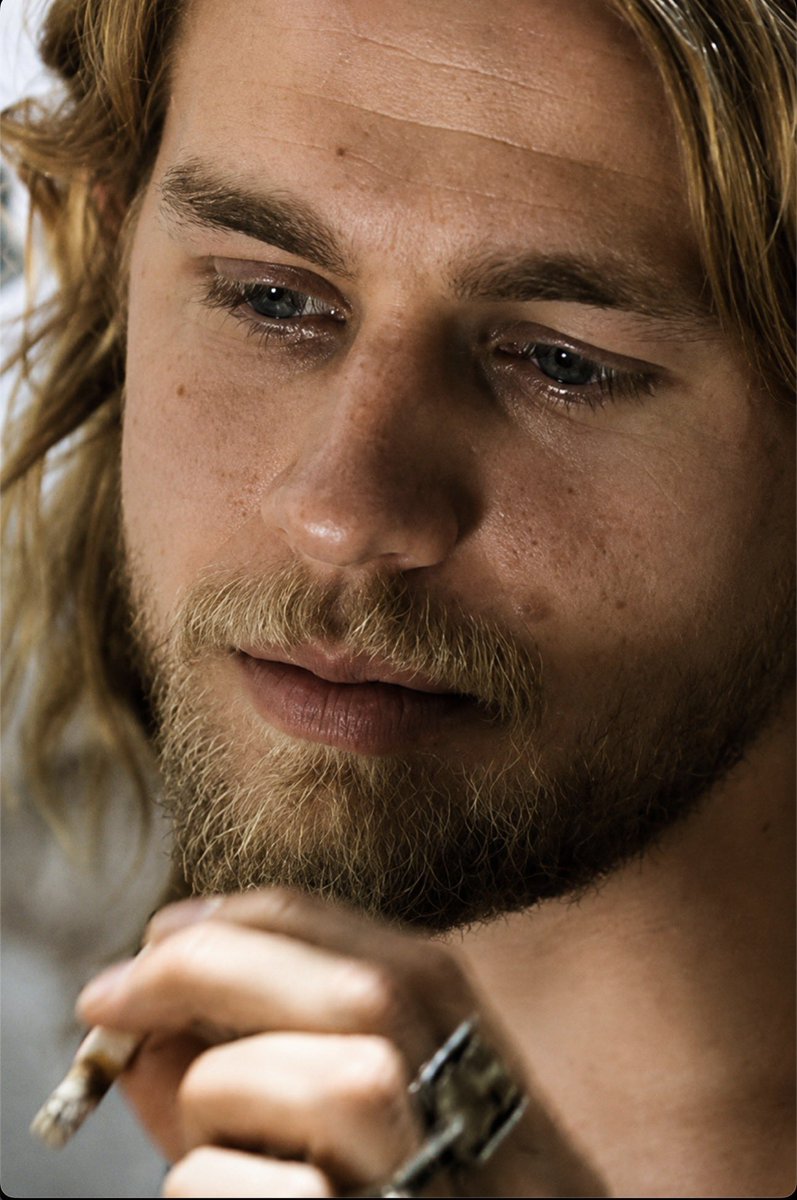 DailyHunnamUK's tweet photo. Charlie Hunnam as Jax in season 3 of SOA❤️‍🔥 https://t.co/n863bb3P6S