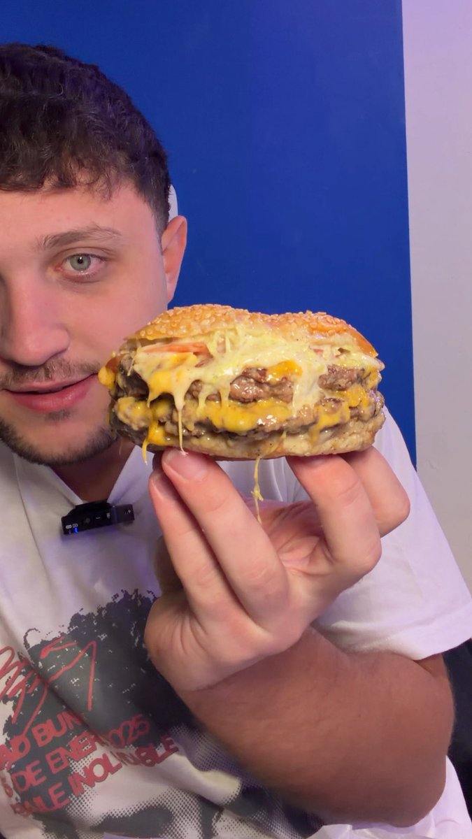 OctavioLarralde's tweet photo. No gente noooo!! Lo que acabo de comer en Franks no tiene explicacion. Homenaje a la TASTY de McDonalds. Haganse un favor y vayan.

La salsa esta es más picante que la original. Partimos de la base, igualmente, que es MUY dificil imitarla. Pero se acerca mucho.

Y Franks bueno… la mejor hamburguesería de Argentina a día de hoy.

Me llevé un dip a mi casa para ponerle a mis hamburguesas. Listo.