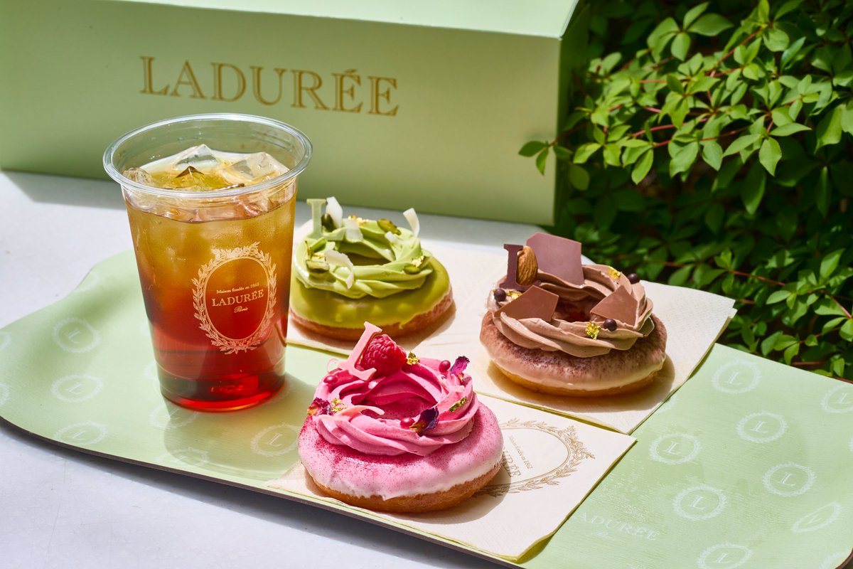 ladureejapon's tweet photo. 【カフェ・ラデュレ 大宮店限定】ラデュレ世界初のドーナツ

厳選した強力粉とフランス産小麦の薄力粉をブレンドし、バターと蜂蜜、牛乳を加えた生地がやわらかなコクときめ細やかな口当たりをもたらし、米油で揚げることで軽やかな後味に仕上げました。

さらに、なめらかなフォンダンとたっぷりのバタークリーム、金箔、L字のチョコレートなどで美しく装飾しました。

バラとフラボワーズが華やかな味わいのイスパハン、ピスタチオの香ばしいコクが魅惑的なピスタッシュ、ヘーゼルナッツとチョコレートが絶妙なバランスのプレジール・シュクレ。
ラデュレらしい色、装飾、フレーバーを纏った、メゾン初のドーナツをお楽しみください。
※11時、13時、17時の1日3回のご用意です。
 
▼店舗情報はこちら
https://t.co/SvbUnomzSO