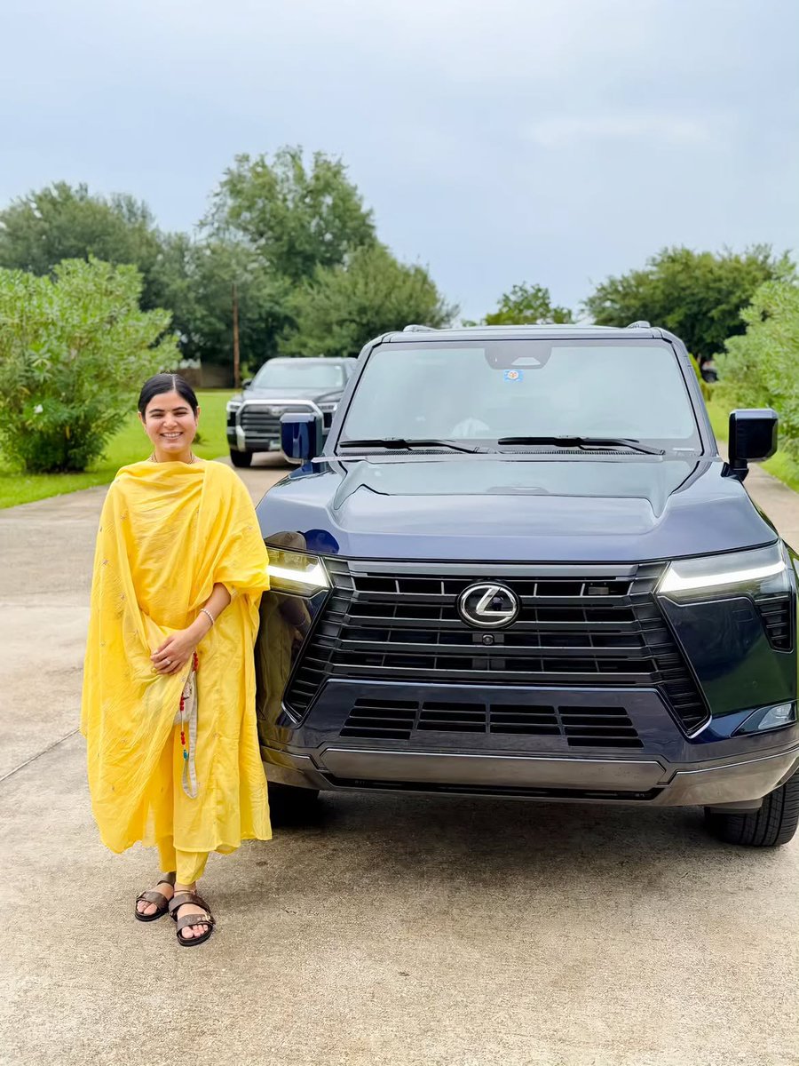 ImGauravYadav9's tweet photo. चित्रलेखा जी ने नई गाड़ी खरीदी है 2 करोड़ रुपए कीमत है 

एक कथा का 20 लाख लेती हैं और बोलती हैं सब मोह माया है 

इसे छोड़ दो लेकिन खुद मोय माया नहीं छोड पा... Read News https://t.co/Mw92cDMKIw