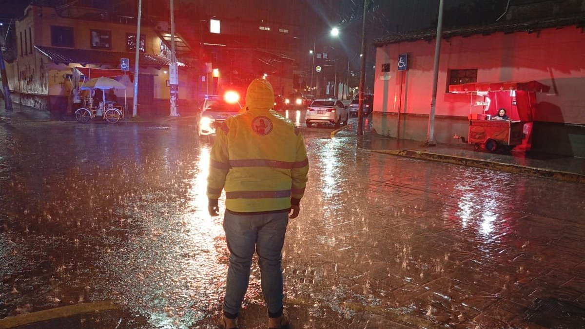 MetepecOPDAPAS's tweet photo. El OPDAPAS y el grupo Tlanchana atentos ante cualquier eventualidad de lluvia.
#EstamosEnLaRuta 
@FerFlores_Emp 
@MetepecGobierno https://t.co/MBZXVaAzhO
