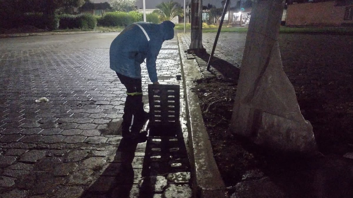 MetepecOPDAPAS's tweet photo. El OPDAPAS y el grupo Tlanchana atentos ante cualquier eventualidad de lluvia.
#EstamosEnLaRuta 
@FerFlores_Emp 
@MetepecGobierno https://t.co/MBZXVaAzhO