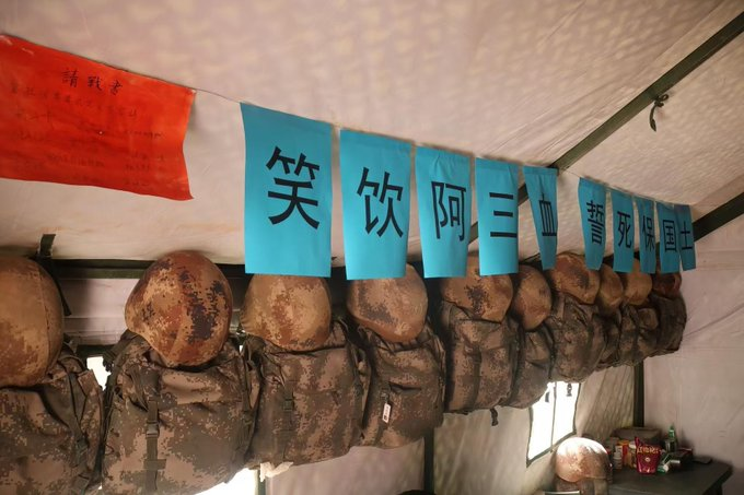 Jueshengshenlan's tweet photo. 图1：
中印边境线上的解放军营房
图2：
我们对外（包括对印）的跪舔政策（免学费，免食宿，贴钱）
图3：
中国上百万大学生，7万硕士生在送外卖
图4：
中国的某些官员在跟“友好邻邦”讨论交流合作。
...
我想问，是讨论关于中国怎么割让西藏，藏南给印度的问题吗？
我更想问：
中国孩子读书多辛苦，为一个好学校起早贪黑，最好的青春大部分都在书卷里了。
凭什么这些不学无术的老外，可以像进妓院一样，进入中国学子努力拼搏，才有一席之地的大学，还拥有处处高人一等的待遇？
为了高校QS排名吗？
你以为那是荣誉？
不，那只是一本西方颁发的包衣证明。
够了。😡