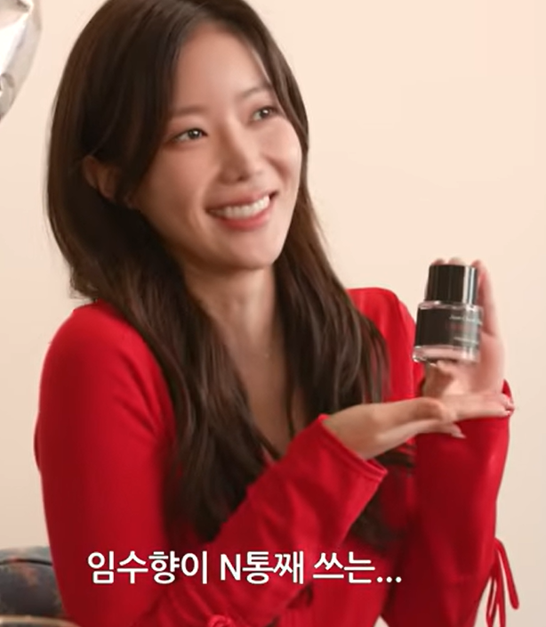 idolperfume_zip's tweet photo. ଘ..★ 260812 임수향 향수 정보                        

ಣ 임수향
ಣ 브랜드: 프레데릭 말 
ಣ 제품명: 로디베 
ಣ 가격: 369,393원 (100ml)      
ㄴ 신세계 면세점 판매가 
ಣ 향기 가이드: 아이리스 | 파우더리 | 머스크 
▶https://t.co/vBDzXpyDAf 

#임수향 https://t.co/QRGL6XJTi2