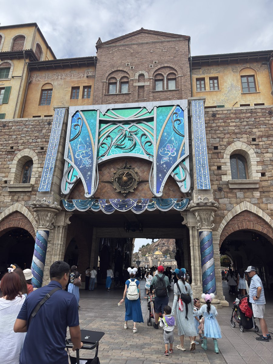 xiov1n's tweet photo. 今年初めてのディズニー https://t.co/PxkHzDKKvb
