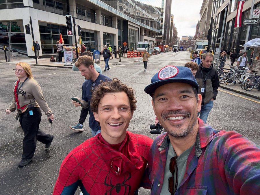 FreakFairytale's tweet photo. #spidermanbrandnewday: Behind Scenes

Link: https://t.co/BvstBGf2cd

Por aquí os dejo un recopilatorio de algunas escenas de detrás de la cámara de la última película de #spiderman https://t.co/EBhGP1sYGV