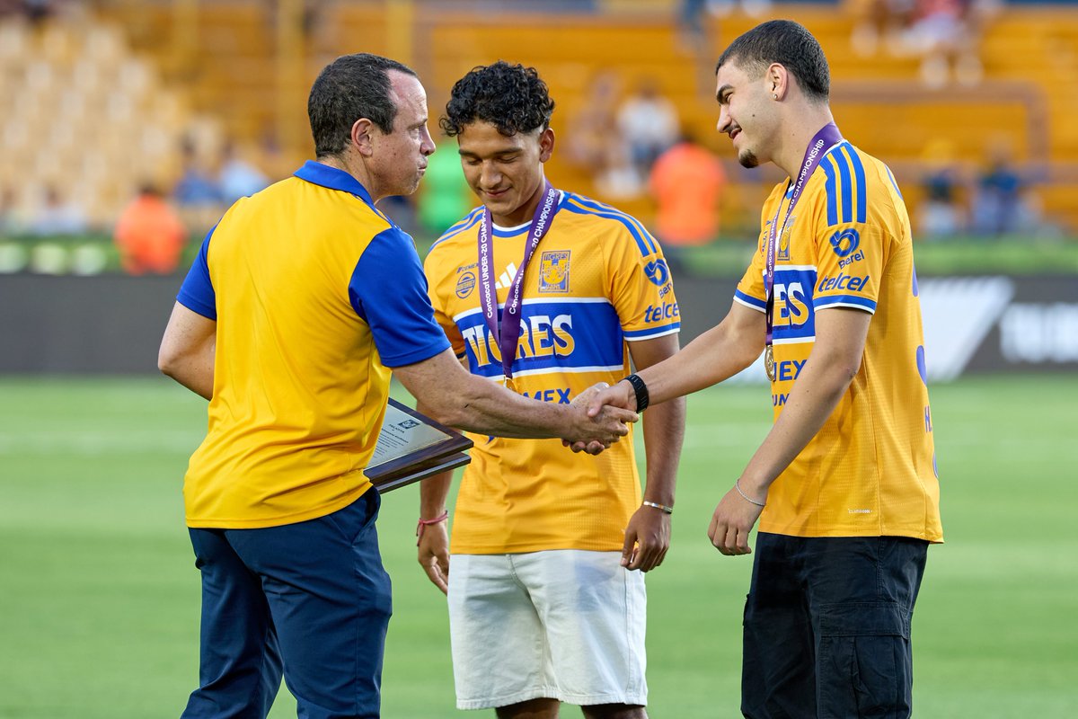 TigresOficial's tweet photo. Reconocimiento a Diego Ramírez y Henrique Simeone, nuestros campeones Sub-20 de la Concacaf, que sigan los triunfos. 🥇 https://t.co/5fY6blAop4