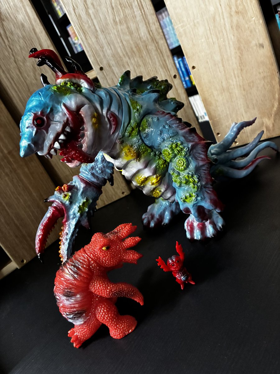mohanshonen's tweet photo. カイサンダー混ぜるな危険ver.

到着！なんと成形色が赤！滲み出る赤！
ゴルゴンゾーラと全身の吸盤が生々しい！

ジェットターレさんのオリジナルは造形も塗装も驚きがあって本当に楽しい https://t.co/48xlKaKyEi