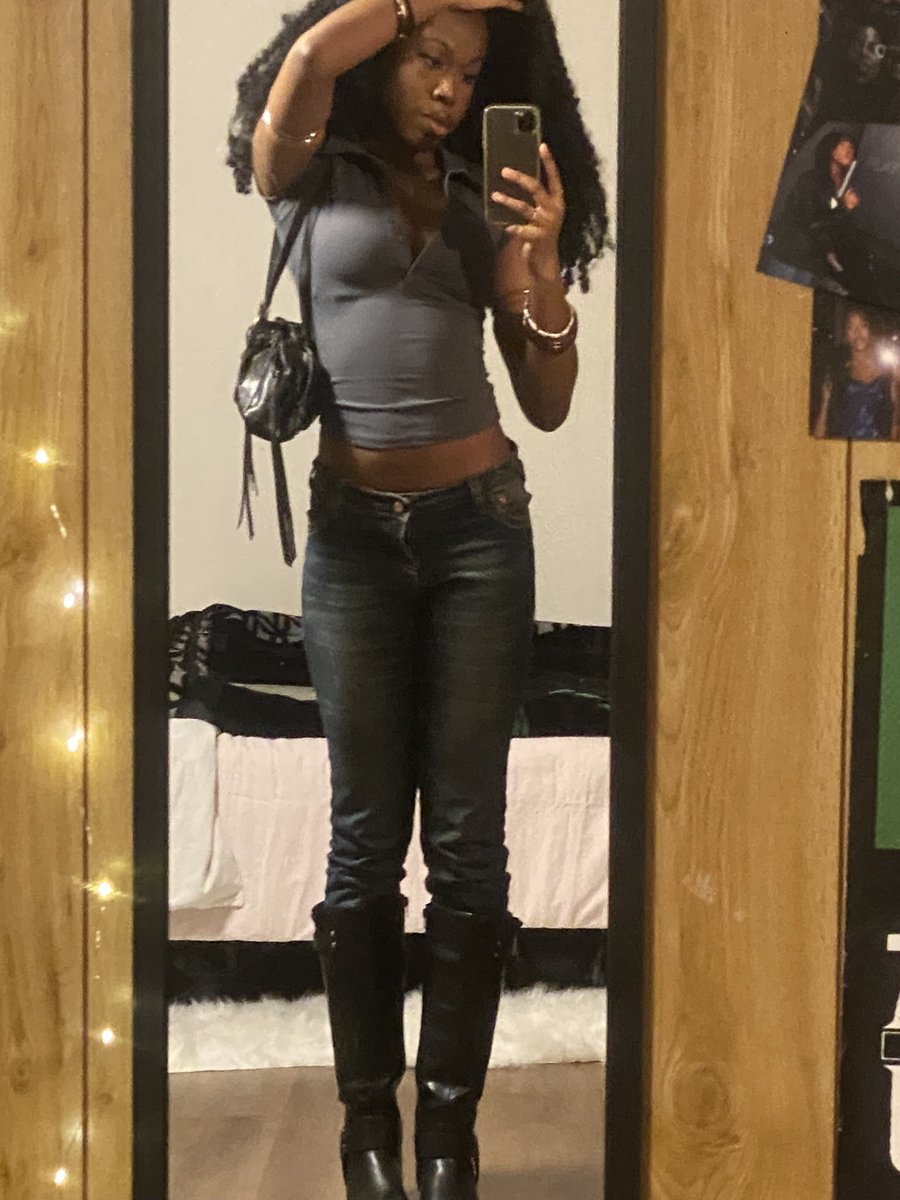 fIowerboyp's tweet photo. i 💓 skinny jeans https://t.co/CPVZF9okE1