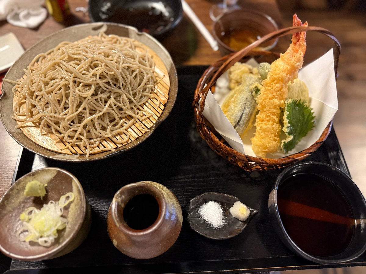 zukiteitoku's tweet photo. 山梨県で有名な蕎麦屋行ってきた。
うまかったが3時間待ちは辛かった…
＃山梨県 https://t.co/r7RUQIxtLc