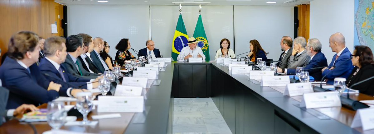 LulaOficial's tweet photo. Tivemos nesta terça, aqui em Brasília, uma reunião com especialistas para debater inteligência artificial e soberania digital. O Brasil não pode ser apenas consumidor da tecnologia dos outros. Precisamos ter a nossa própria capacidade de criar, guardar dados com segurança e usar a inteligência artificial em favor da nossa população, para melhorar o atendimento no SUS, modernizar a educação e aumentar a produtividade no campo, por exemplo. O futuro tecnológico do Brasil pertence aos brasileiros! 🇧🇷

📸 @ricardostuckert