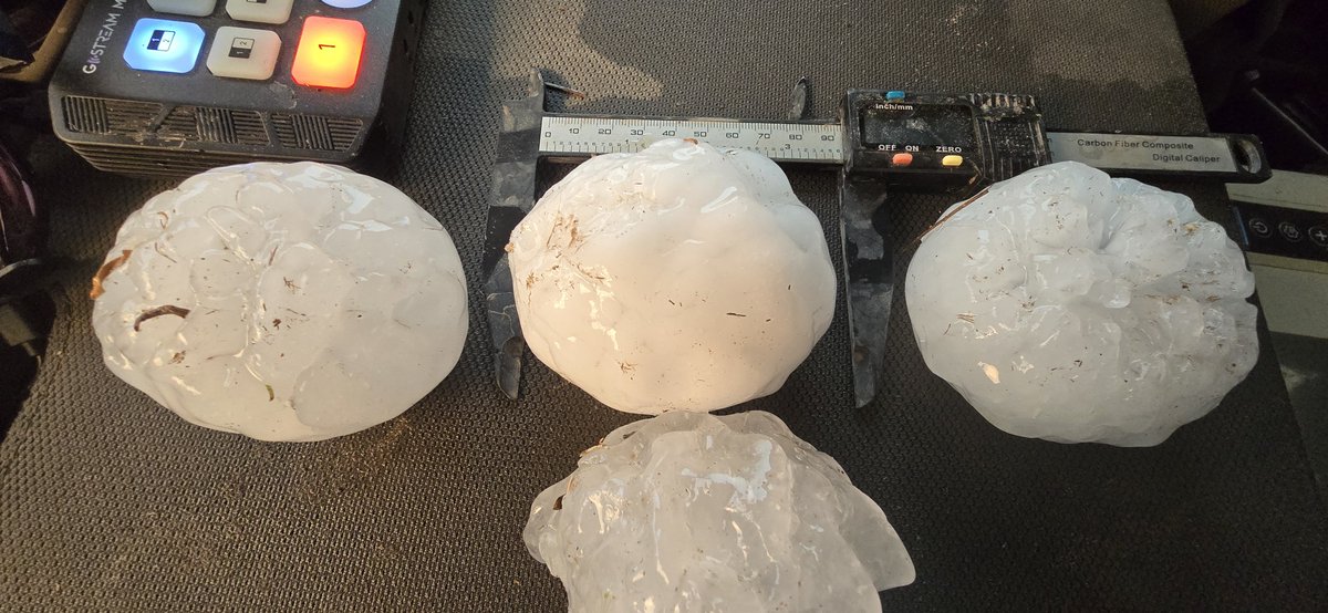 Dan_Fitts's tweet photo. Still chunking big hail 10 miles Southeast of Clinton, Nebraska on highway 27. @NWSNorthPlatte #newx https://t.co/e40w1yZ5ZR