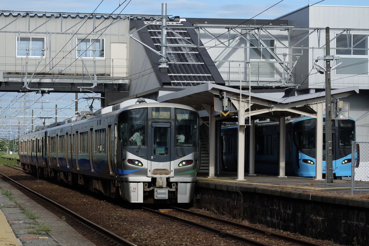 _Takeoji's tweet photo. あいの風とやま鉄道
529M 521系AK01
531M 521系AK22+AK05
朝に2本だけの呉羽駅発の普通列車。
2026.8.12 呉羽 https://t.co/NIOQU0EJ56