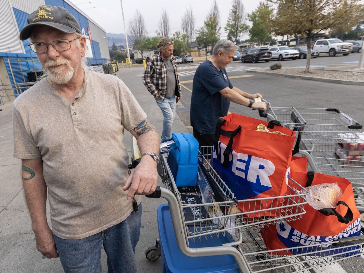 VancouverSun's tweet photo. Summerland evacuees face lineups, uncertainty — and an outpouring of help https://t.co/kIYfWjZVoJ https://t.co/oyyCNXBMQ9