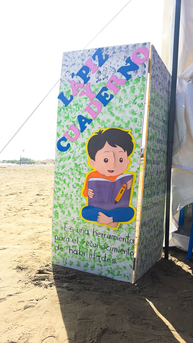 ElNacionalWeb's tweet photo. 📚✏️ En Playa Surfista, en Mare Abajo, La Guaira, un campamento para niños afectados por los terremotos se convirtió en una escuela. La iniciativa nació de Zaida Garnier, sobreviviente de la tragedia, quien pidió un lápiz y un cuaderno para que los pequeños tuvieran actividades educativas durante su permanencia en el refugio. ❤️ Hoy, con el apoyo de organizaciones y empresas, el espacio cuenta con carpa, mesas, sillas, estantes y una maestra que ofrece refuerzo pedagógico y recreación. “Ayúdenme a ayudar”, pidió Garnier, quien también solicita útiles, libros, ventiladores y otros materiales para mantener vivo el aprendizaje de los niños 🇻🇪 | Por @julioblanca07 
https://t.co/e084NE8rQd