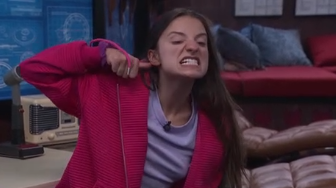 BBFeedsFairy's tweet photo. Mallory saying she wants Kamu gone now and then does a throat cut motion #bb28 https://t.co/grRy9k85Zn