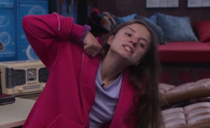 BBFeedsFairy's tweet photo. Mallory saying she wants Kamu gone now and then does a throat cut motion #bb28 https://t.co/grRy9k85Zn