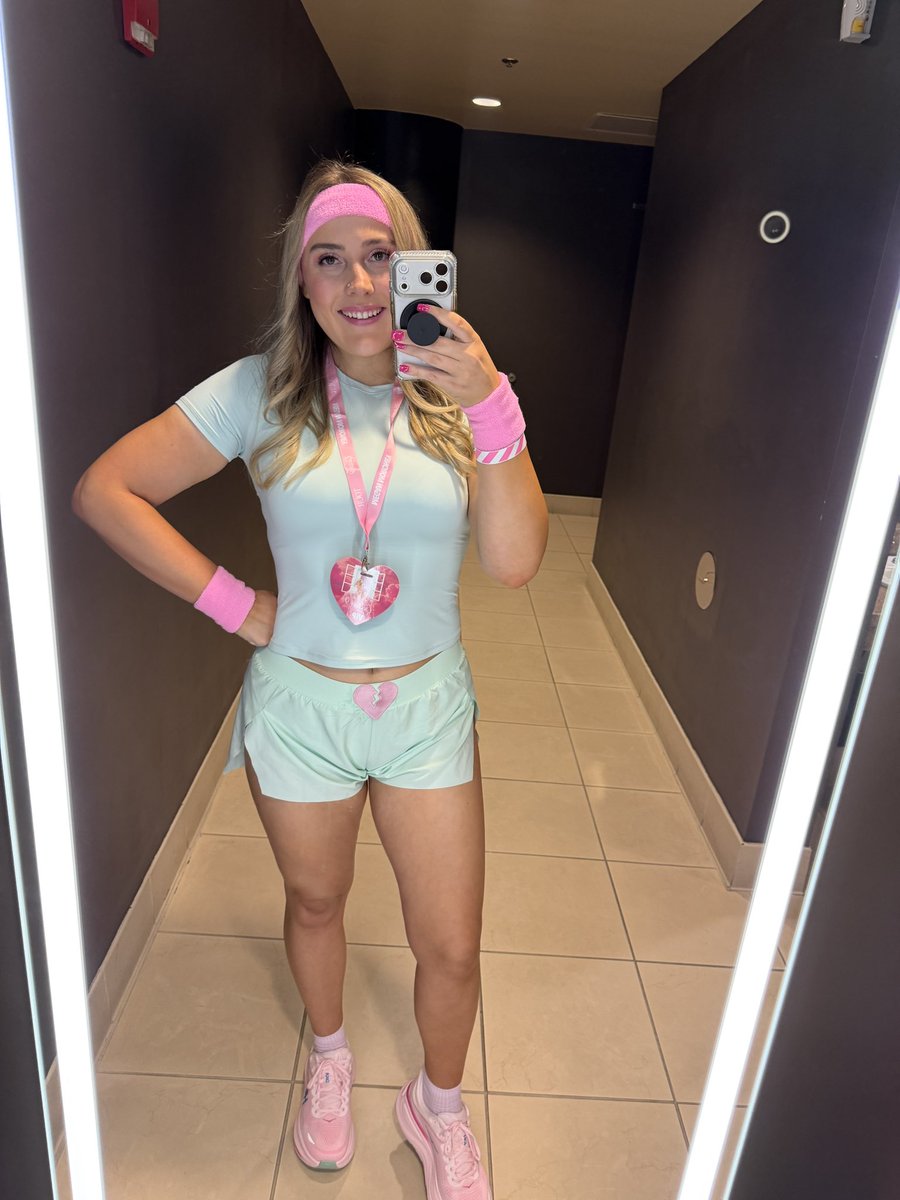 AlleeDrake's tweet photo. Workout Meg is here at Cloud 9 Glendale 💖 @_megmoroney @moroneyhq https://t.co/rQVkRWdKCr