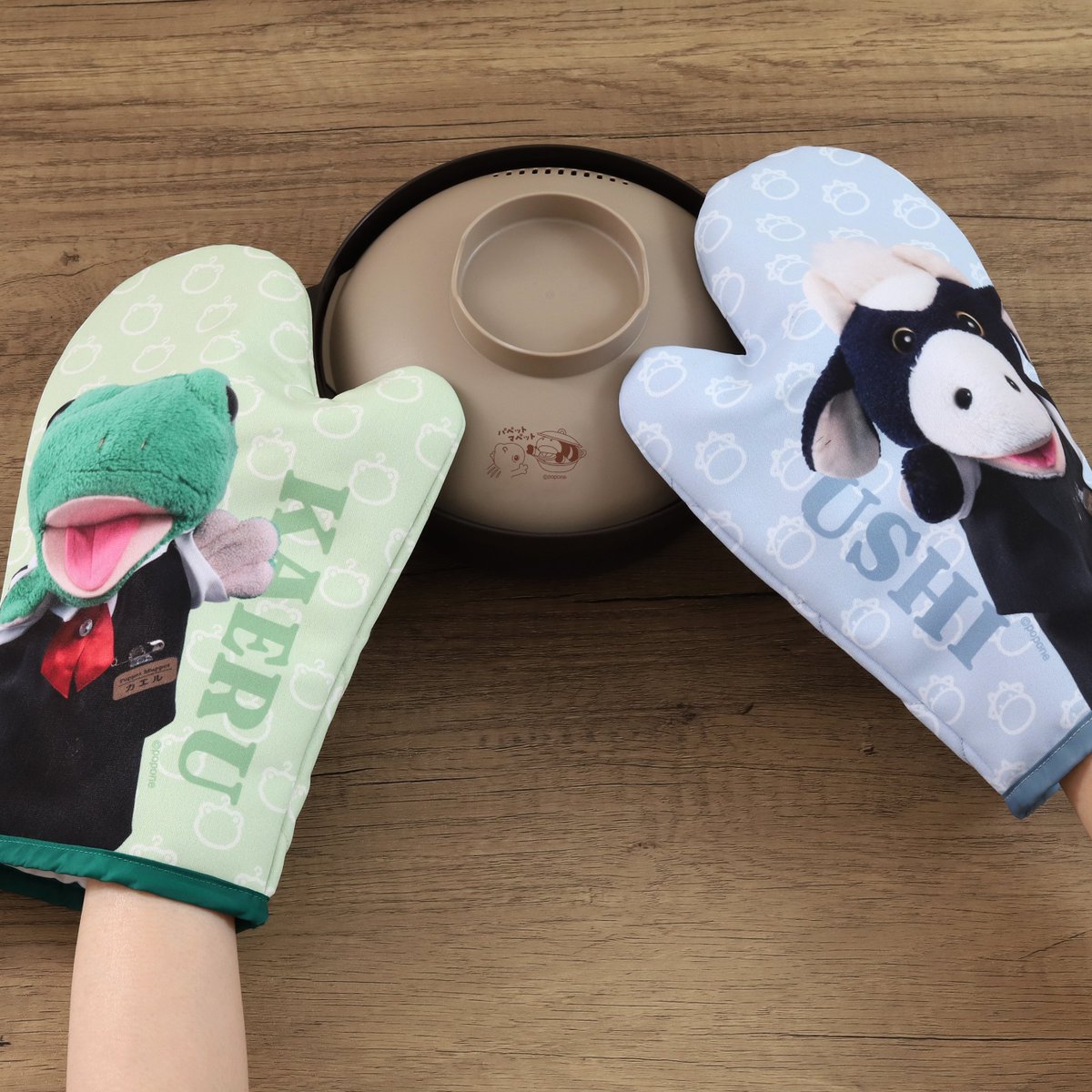 papeushikaeru's tweet photo. うしくんカエルくんミトンでパペットマペットごっこできます🐮🐸 https://t.co/4I1OoPKAY7