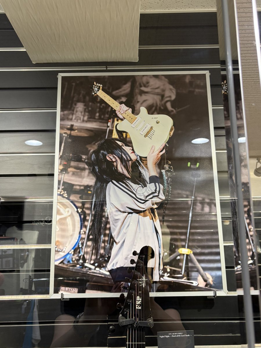 07tomo04's tweet photo. 昨日は友達とこちらへ🎸
衣装も楽器もこんなに近くで見られるなんて✨✨✨
どの写真見ても自分の写り込みが💦でも凄く良い時間でした🥰

至る所にハッシュタグの案内があったけど、これであってるかな？
#ラクリマ
#ラクリマPOPUP
#ESPMUSEUM https://t.co/r6zljWPO9D