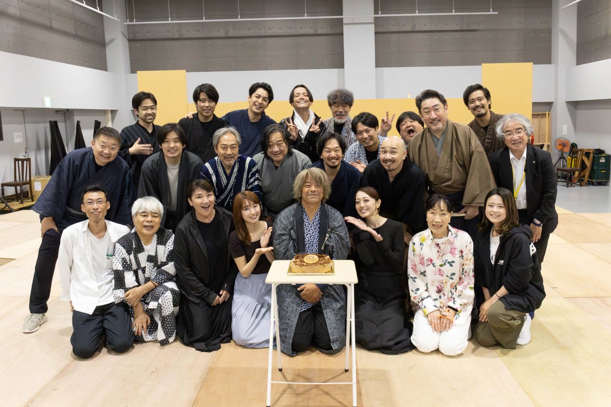 kinglear2026's tweet photo. ✦ ┈┈┈┈┈┈┈┈┈┈ ✦
　　 二反田雅澄さん
   HAPPY BIRTHDAY👑✨
✦ ┈┈┈┈┈┈┈┈┈┈ ✦

『リア王』稽古場でお誕生日をお祝いしました🎂

チケットは好評発売中！
🗓️9月6日(日)〜22(火・祝)
https://t.co/xh5txnzpfh https://t.co/RUBOknZUMv