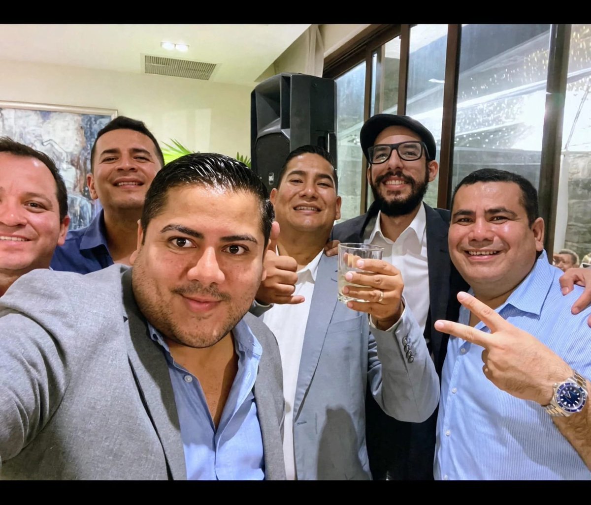 AndresDuranEc's tweet photo. ¡Me encantó este juego! Dame corroborando esto también. Es la denuncia contra tu amigo Juan Carlos Mendoza Daza. Y de paso estas fotos que sí son reales: El fideicomiso en Panamá, el contrato de La Posta y la foto con los narcos. Y todavía no saco lo de la Susi González 😉. Eso de hacer pasar a Christian Mendoza por Boscán fue excelso 😅. ¿Pensaste que me comí ese cuento de ex colaborador de La Posta?
PD: Al parecer tienes buena relación con Montalvan porque eliminó la foto que trucaste pero ahí la tienes.