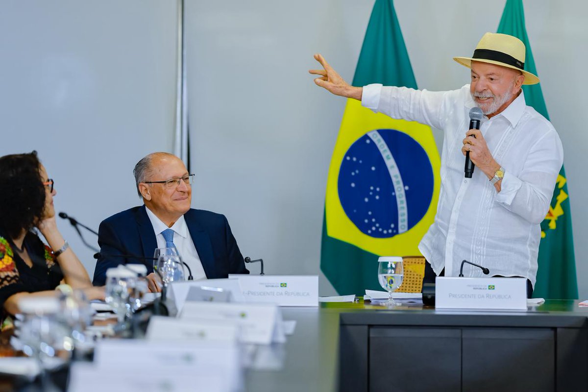 LulaOficial's tweet photo. Tivemos nesta terça, aqui em Brasília, uma reunião com especialistas para debater inteligência artificial e soberania digital. O Brasil não pode ser apenas consumidor da tecnologia dos outros. Precisamos ter a nossa própria capacidade de criar, guardar dados com segurança e usar a inteligência artificial em favor da nossa população, para melhorar o atendimento no SUS, modernizar a educação e aumentar a produtividade no campo, por exemplo. O futuro tecnológico do Brasil pertence aos brasileiros! 🇧🇷

📸 @ricardostuckert