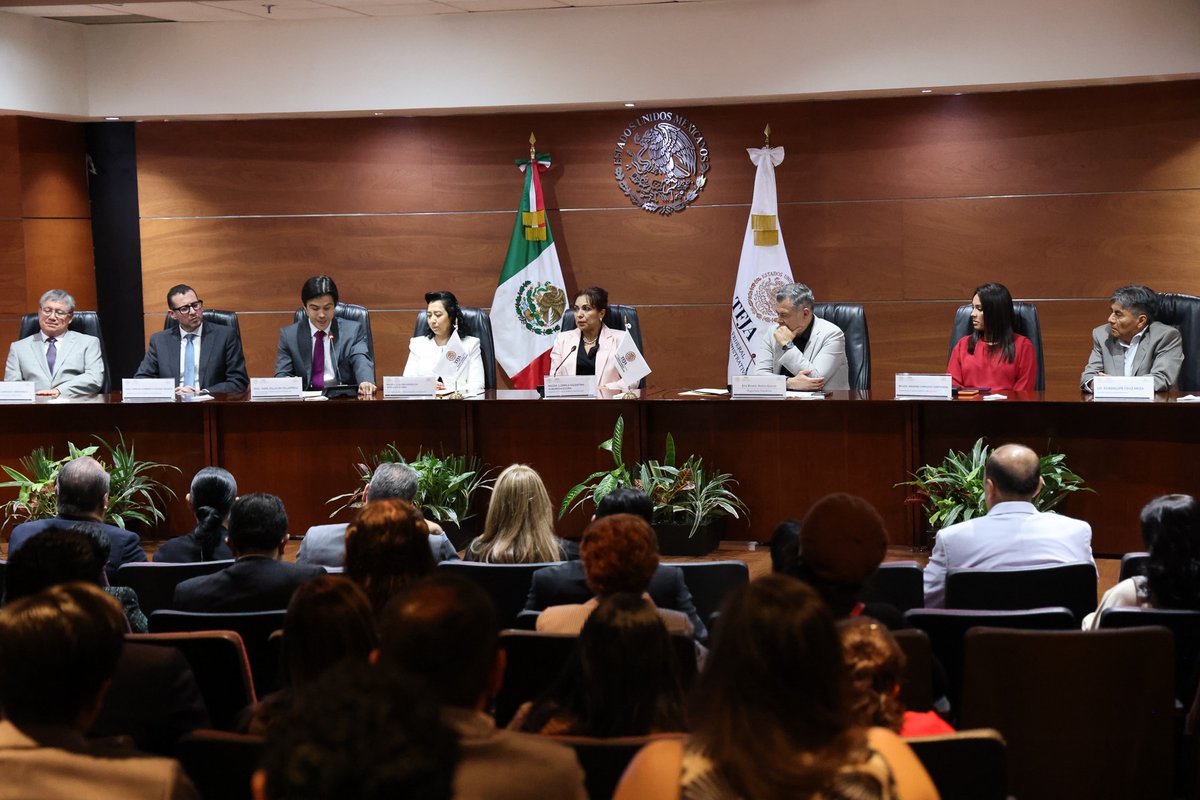 TFJAMexico's tweet photo. El personal jurisdiccional y administrativo del #TFJA externa su más sincero reconocimiento a las Magistradas y los Magistrados que han concluido su ciclo en este órgano jurisdiccional, agradeciendo todos los años de dedicación, de trabajo constante y vocación de servicio.

Su legado trasciende criterios y sentencias, pues permea en quienes aprendieron de ellas y ellos, y hoy les toca ser personas juzgadoras.

La justicia se construye con el estudio diario, pero también con templanza en la toma de decisiones; el título de persona juzgadora lo llevarán siempre, porque cumplieron su encomienda con la sociedad y con el derecho, esa será su principal satisfacción del deber cumplido. A todas y todos ¡MUCHAS GRACIAS!

#90AñosDelTFJA
#JusticiaAdministrativa