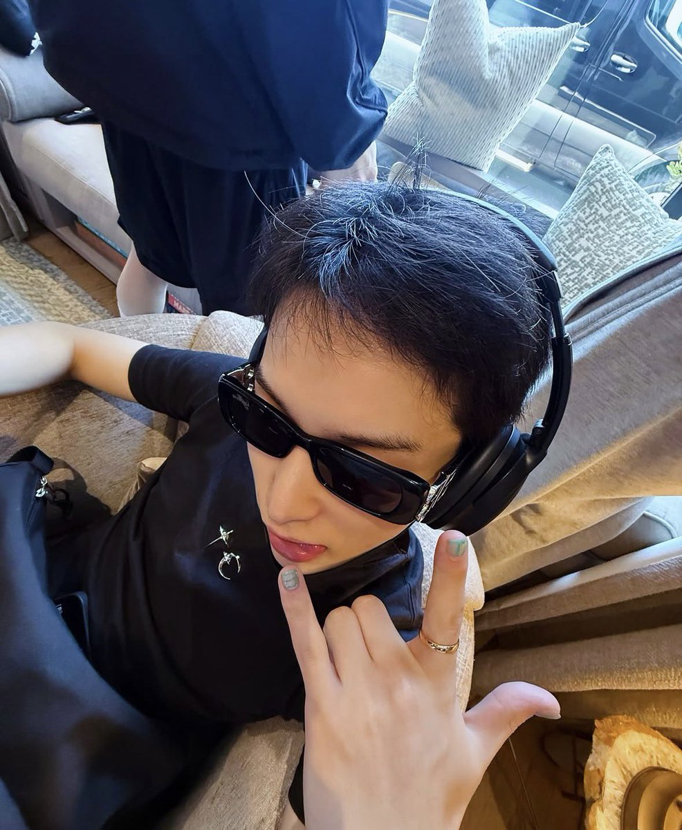 bunniewiju's tweet photo. family photos 🥹🫶 someone at the fansign asked euijoo what they did yesterday and he said they watched a movie! maybe spiderman? https://t.co/4TfKKu3WAF