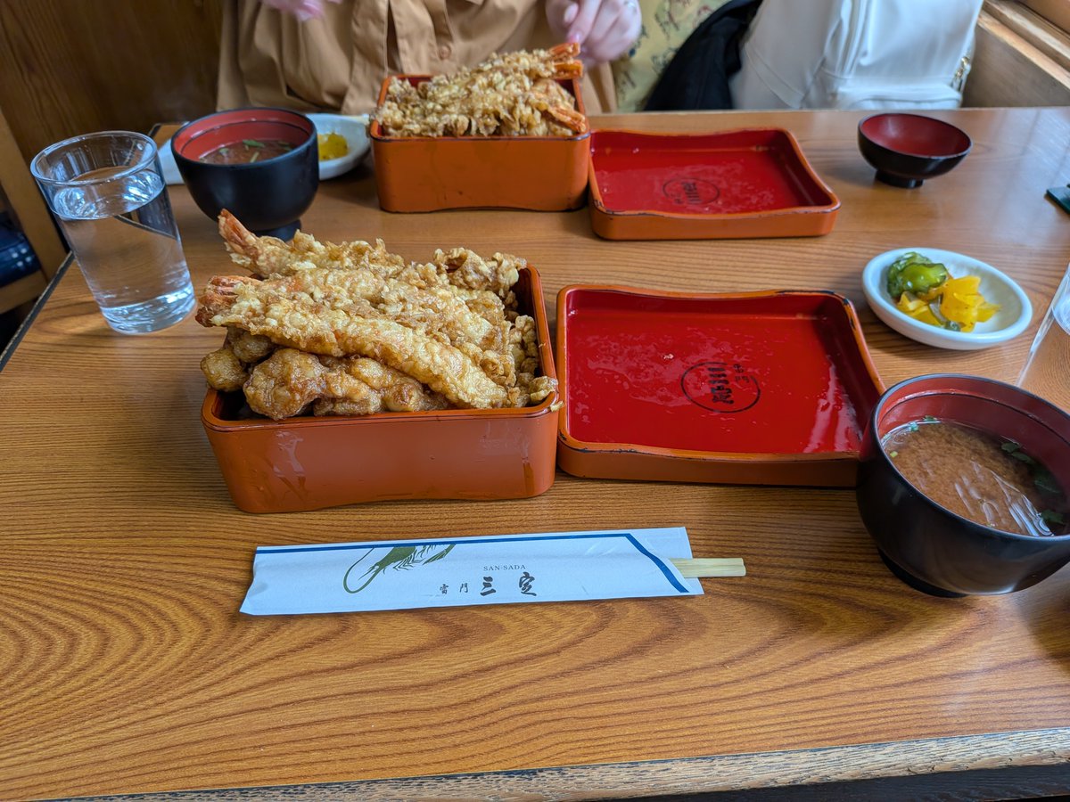 charasca's tweet photo. フタが閉まらない天丼😂
めっちゃいい匂い！ https://t.co/yEp7DTjUYD