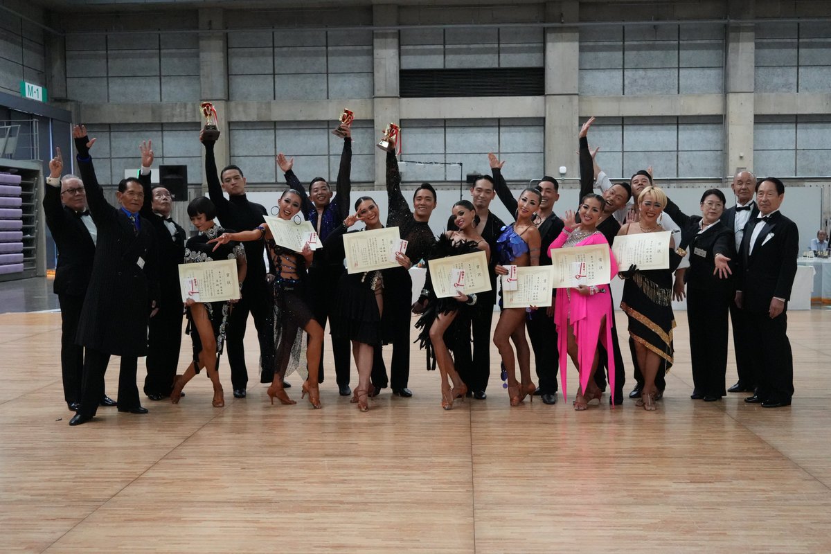 Dancesport459's tweet photo. 友好県であります岡山県ボールルームダンス連盟からのご依頼により、第52回ニュースターズダンス競技大会の模様をこちらに掲載していきます。

まずはプロオープンラテンから。表彰式真面目編、弾けてみました編。

＃0809岡山　＃ニュースターズダンス競技大会 https://t.co/8inAZeJdmi