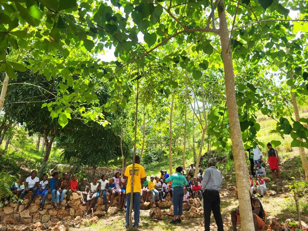 FPWConnexion's tweet photo. La mobilisation locale change d’échelle à La Vallée de Jacmel. Mardi 11 août, SECOM a marqué un an de « Konbit Lak Meyak » en misant sur la protection des bassins versants, l’éducation climatique et un futur centre culturel pour les jeunes.
@FPWConnexion https://t.co/xs7ueaEBrm