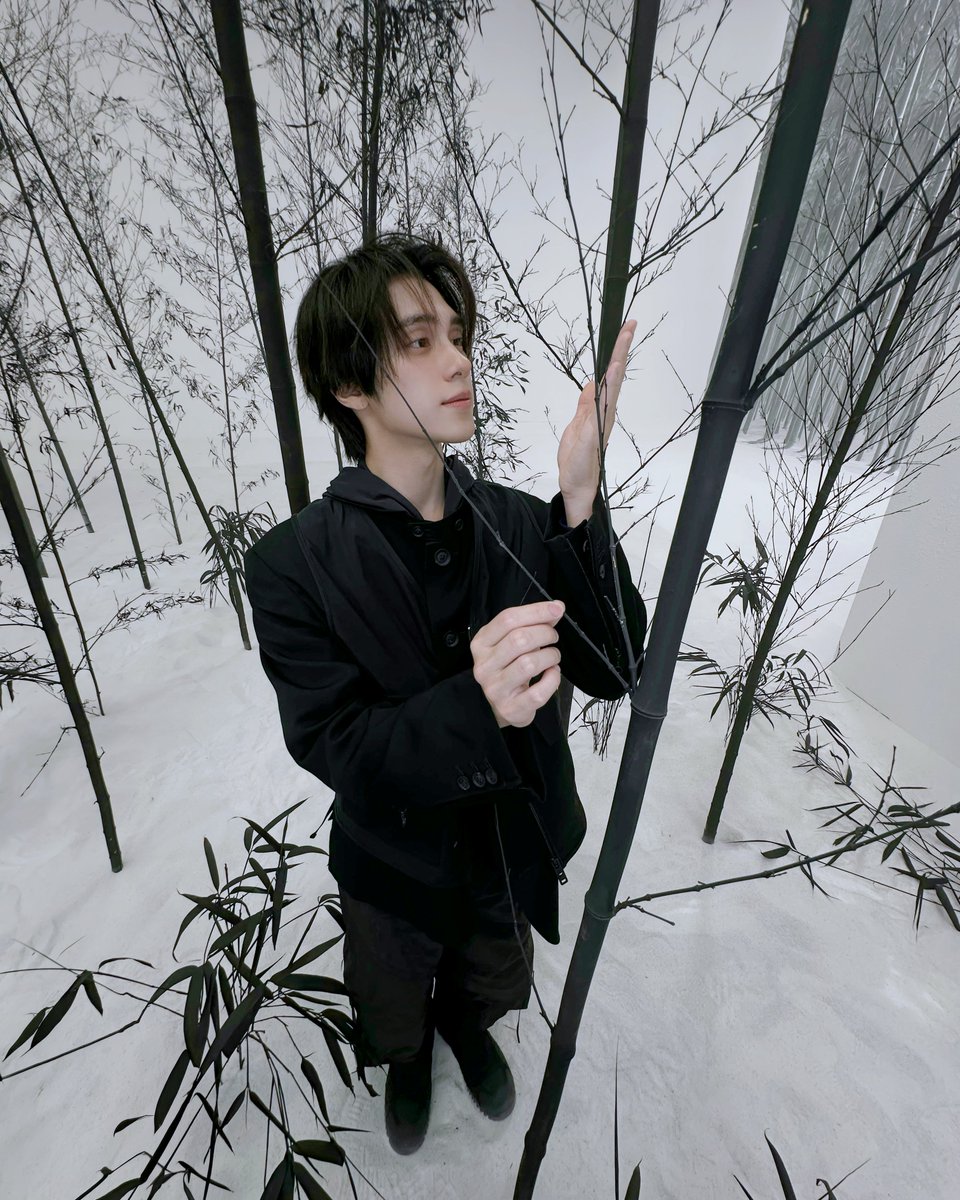 WayV_official's tweet photo. Peek-a-boo 👀

EVERYTHING, ALL AT ONCE, NEO
https://t.co/K8oziWjjLn 

#WayV #鸢 #HENDERY
#WayV_VisionWings
#NCT_10TH_ANNIVERSARY https://t.co/YKXIiv0pTF