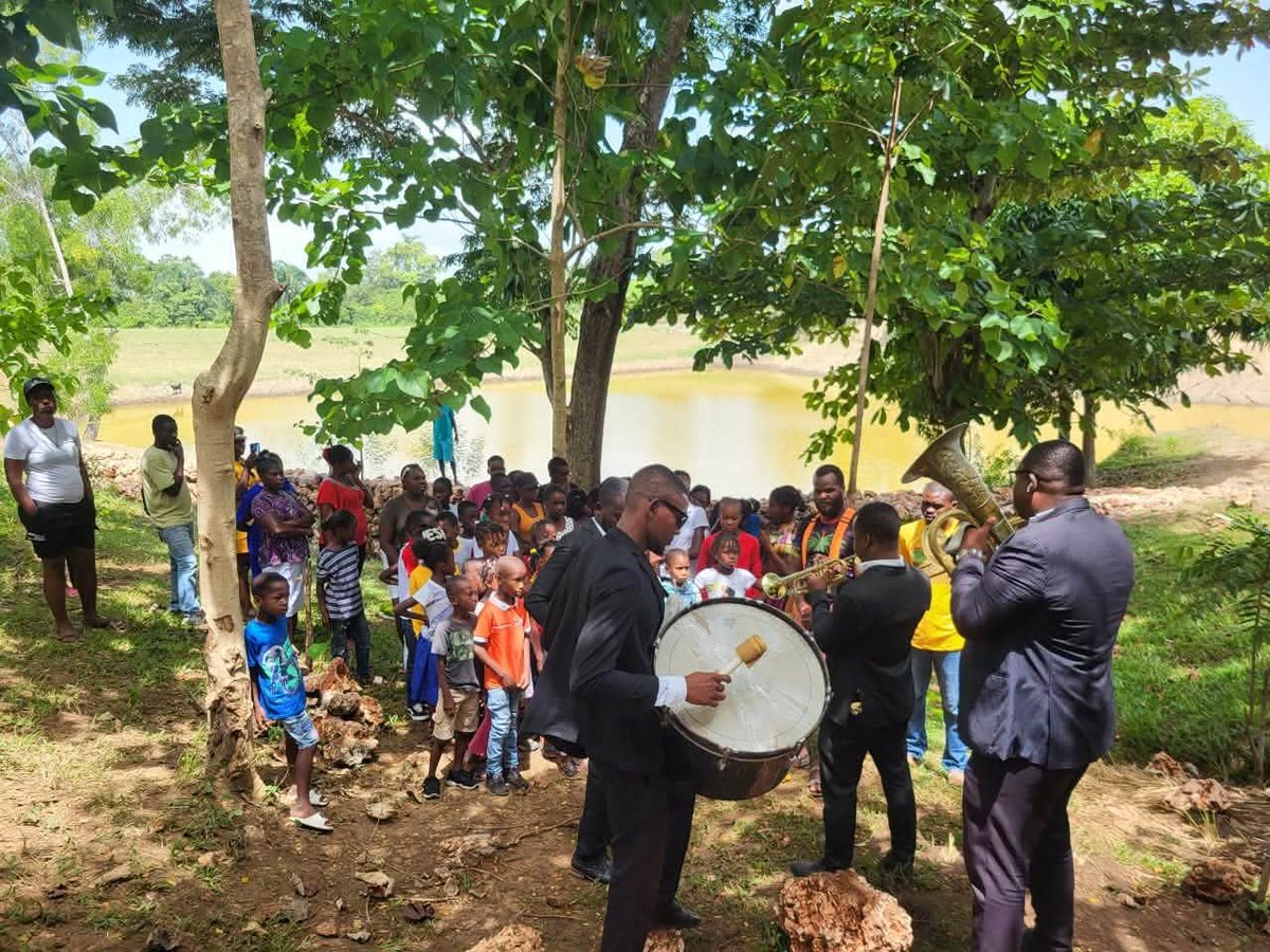 FPWConnexion's tweet photo. La mobilisation locale change d’échelle à La Vallée de Jacmel. Mardi 11 août, SECOM a marqué un an de « Konbit Lak Meyak » en misant sur la protection des bassins versants, l’éducation climatique et un futur centre culturel pour les jeunes.
@FPWConnexion https://t.co/xs7ueaEBrm