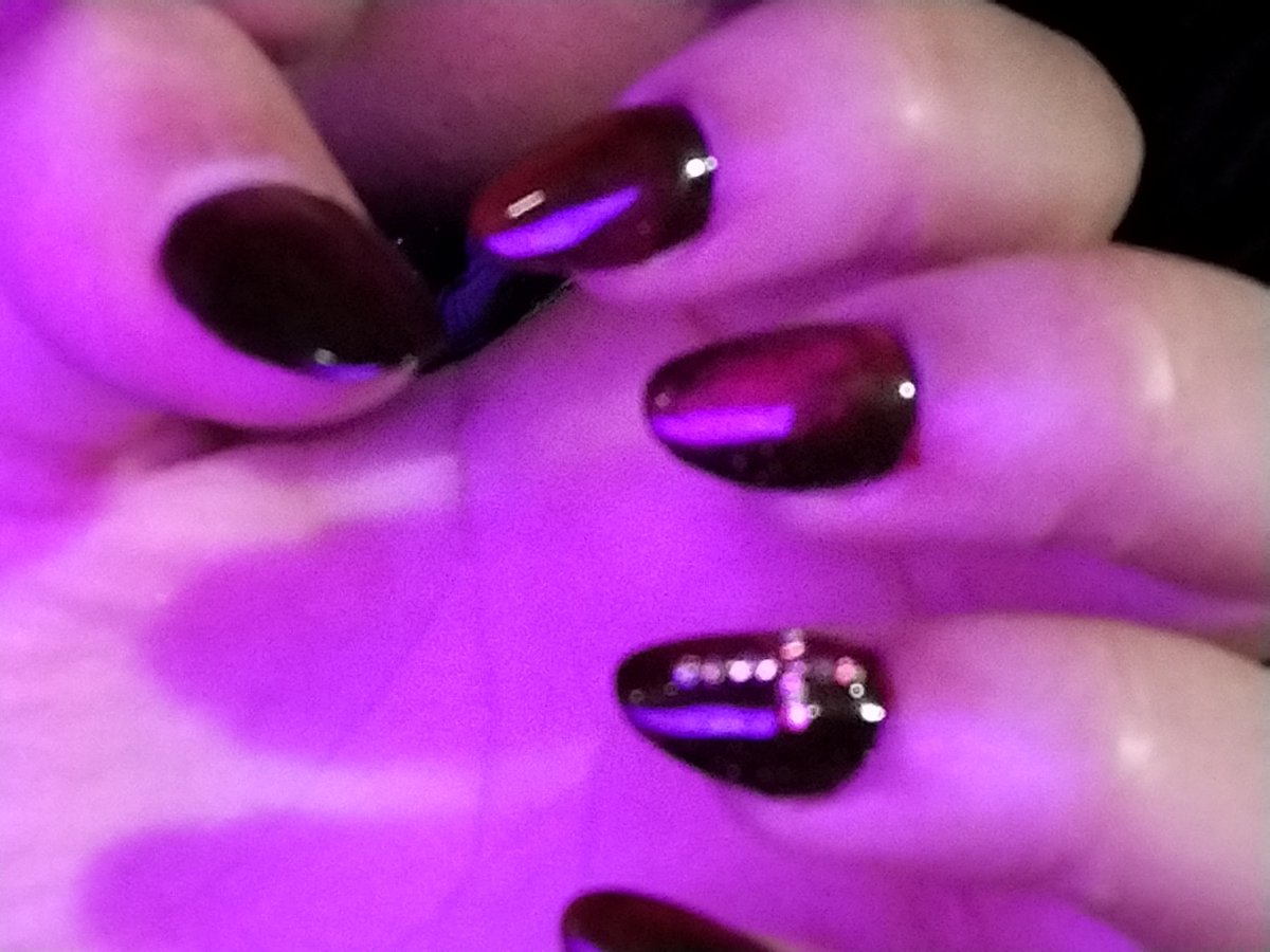 luanafoddona's tweet photo. curada com essas unhas https://t.co/1chlygF5kb