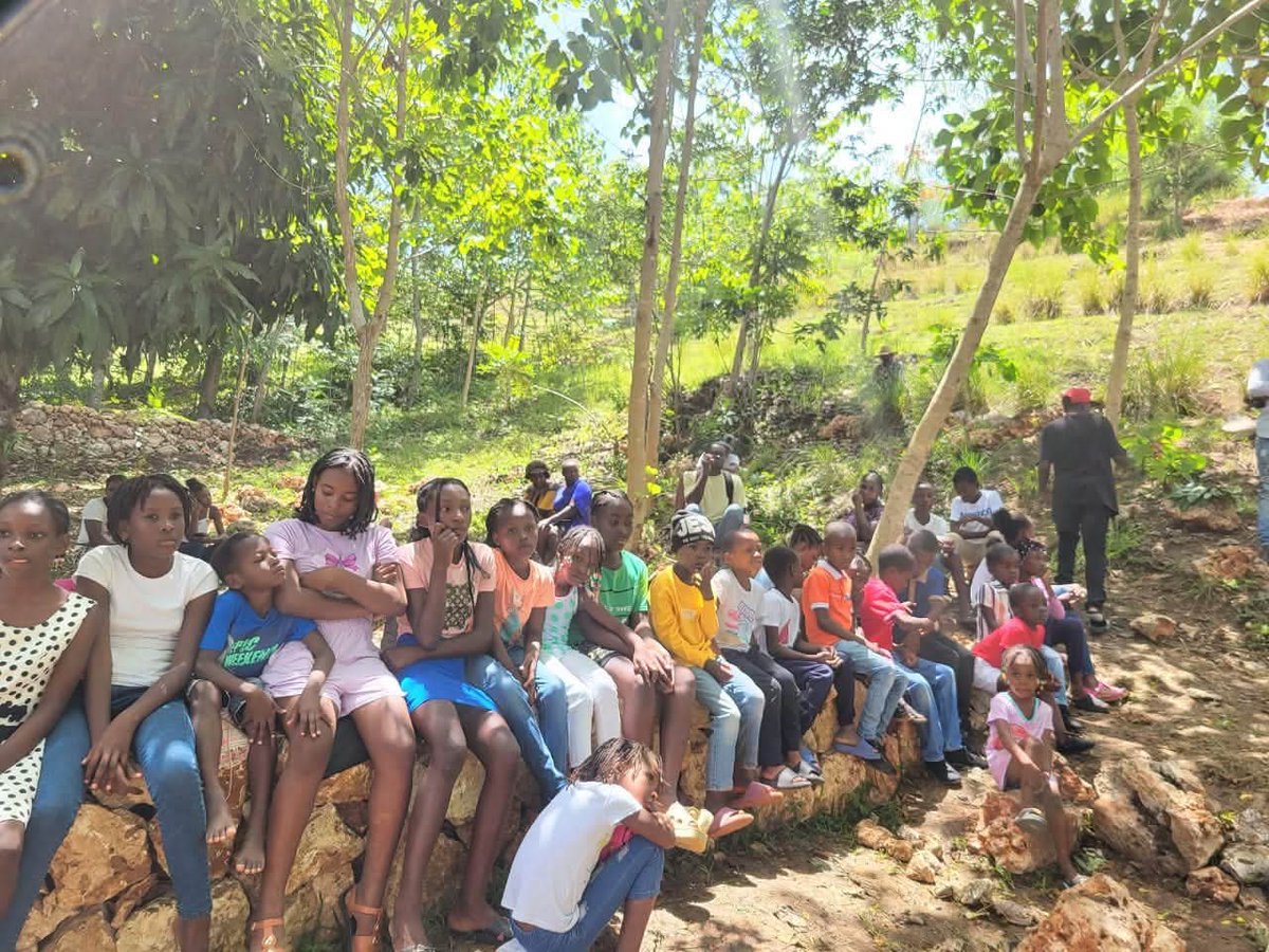 FPWConnexion's tweet photo. La mobilisation locale change d’échelle à La Vallée de Jacmel. Mardi 11 août, SECOM a marqué un an de « Konbit Lak Meyak » en misant sur la protection des bassins versants, l’éducation climatique et un futur centre culturel pour les jeunes.
@FPWConnexion https://t.co/xs7ueaEBrm