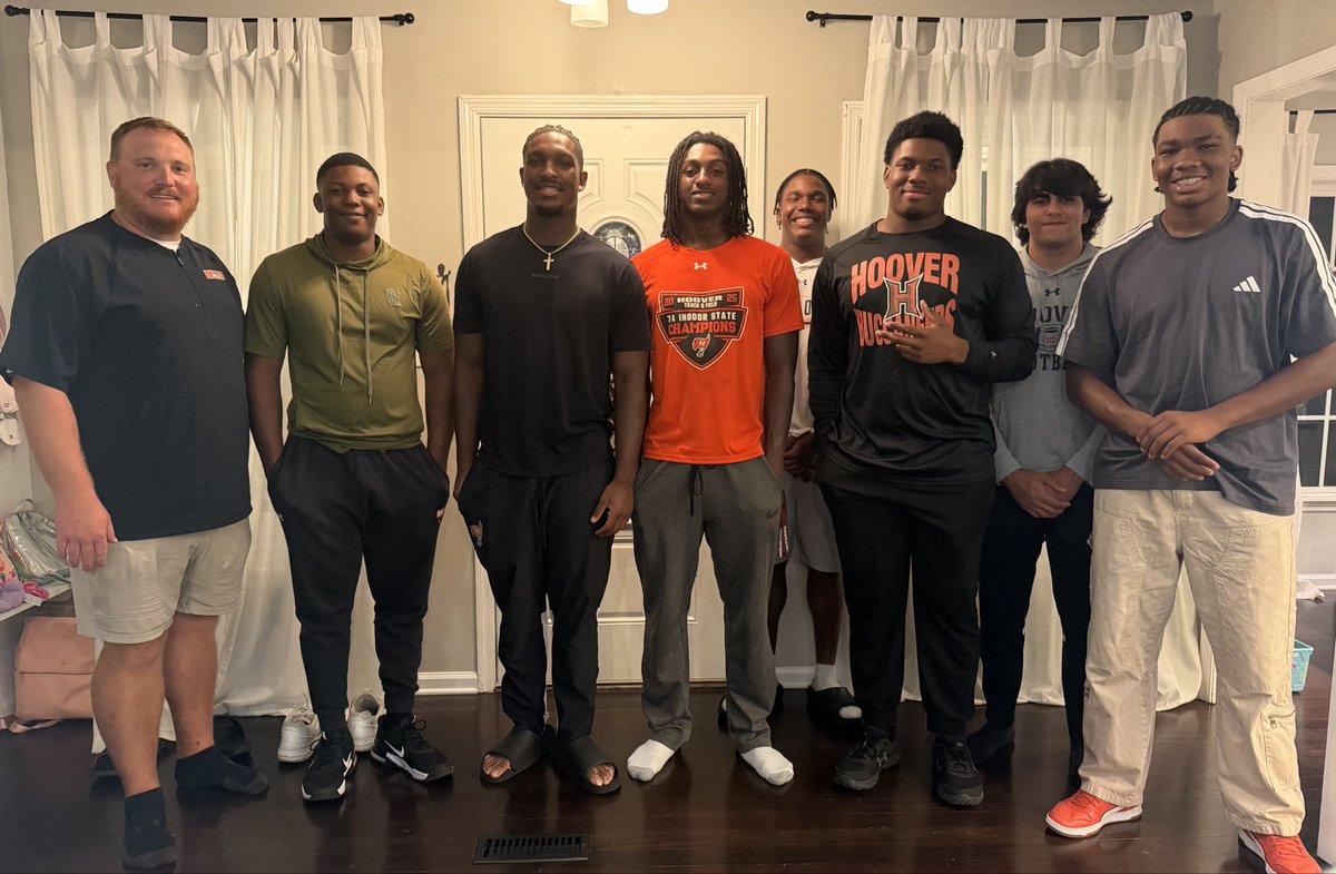 LBE20's tweet photo. @BucsFootball Defensive Ends eating good tonight before the first day of school! #GOOD https://t.co/NUC94wJtXc