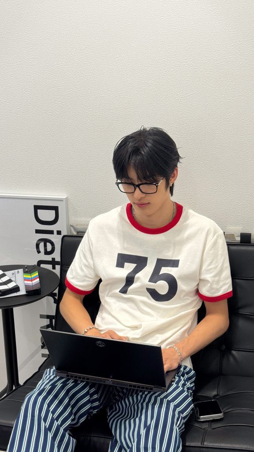 timothymo012's tweet photo. 오른쪽 사람 과자먹고잇으면 왼쪽이 하나씩 뺏어먹음
그럼 ㄴㅅㅁ 과자두봉지+아이스크림2개로 보상하라함 https://t.co/0506rdMxQ4